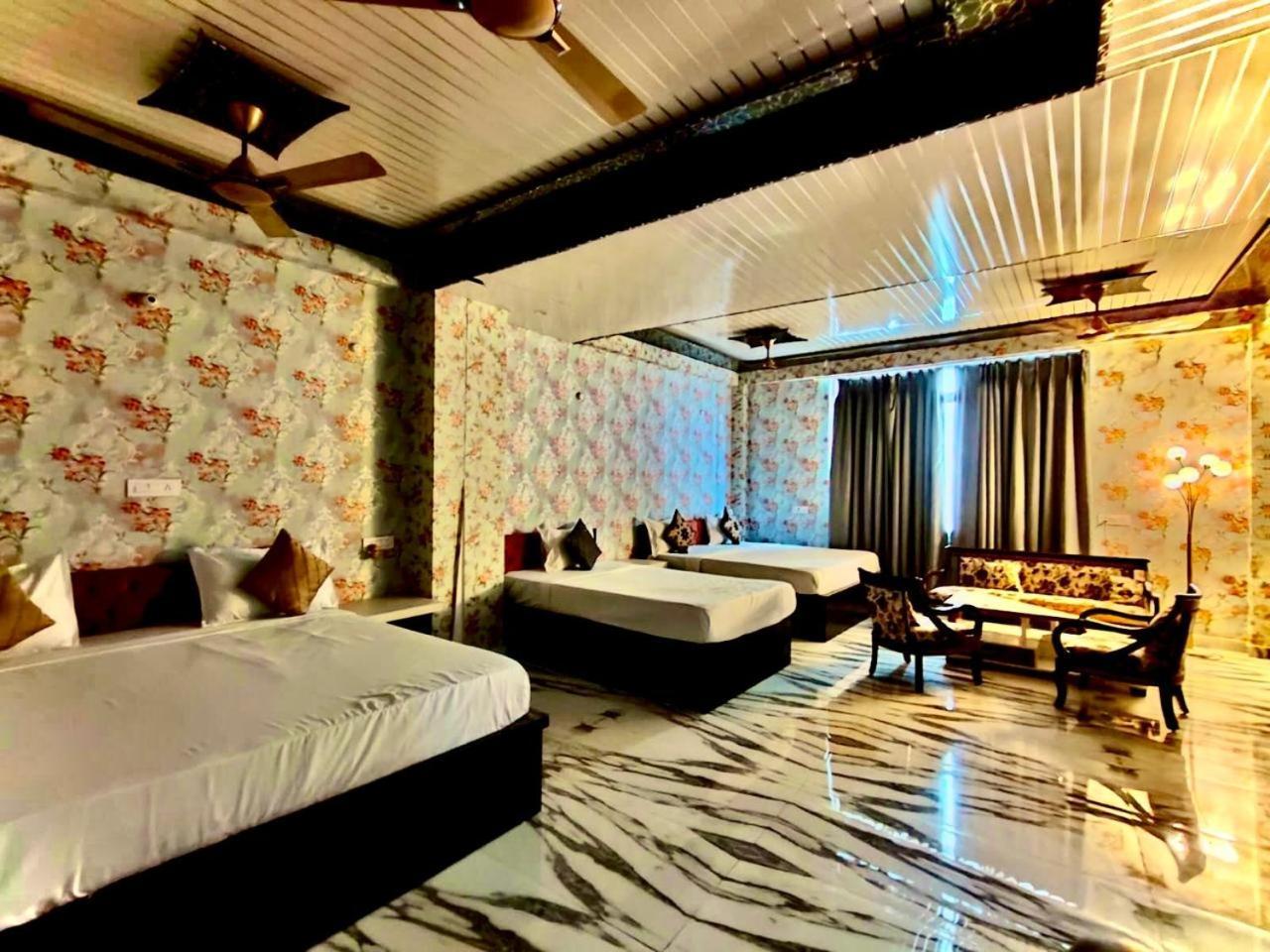 Hotel Vinayak Plaza Váránaszi Kültér fotó
