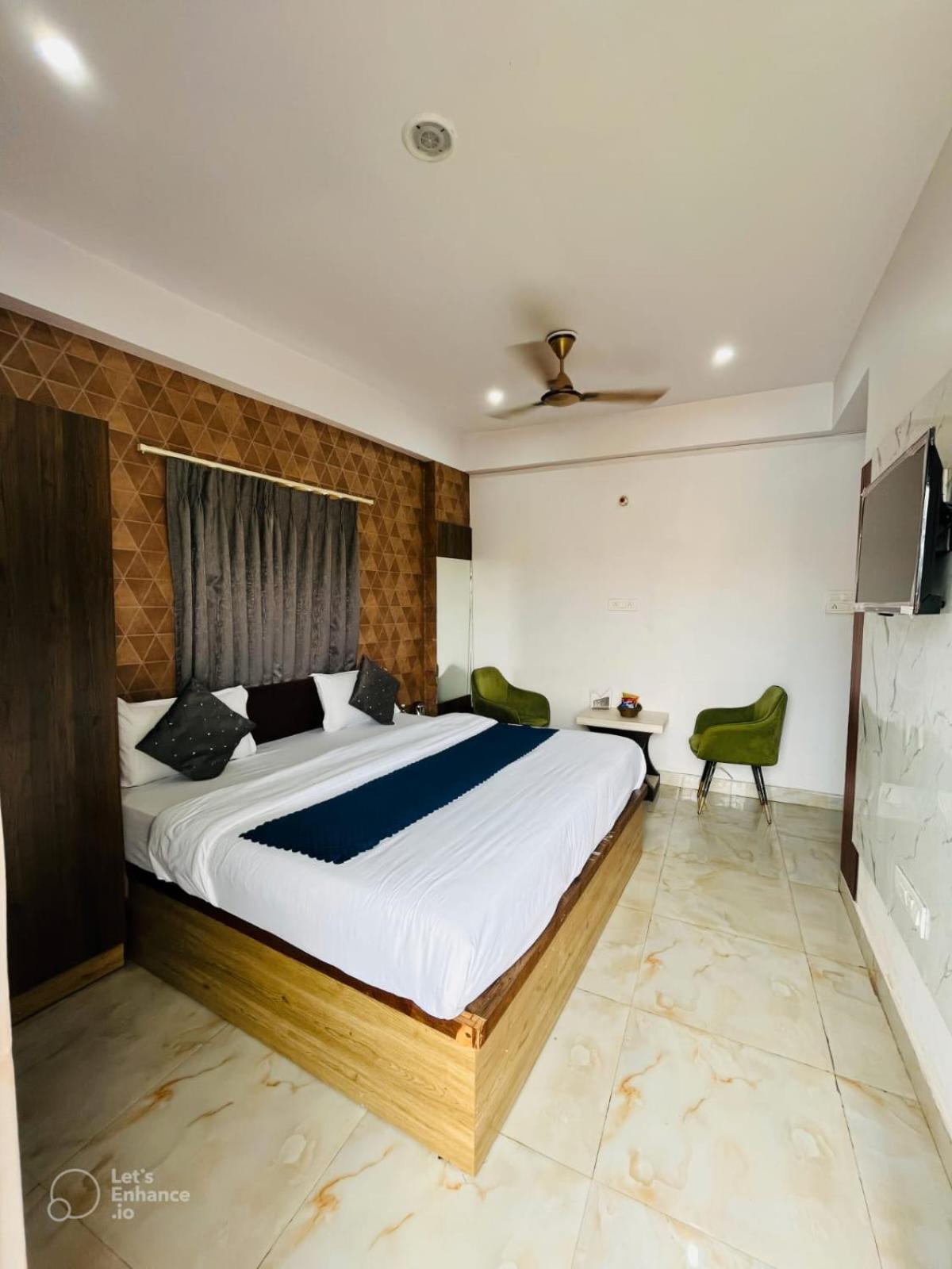 Hotel Vinayak Plaza Váránaszi Kültér fotó