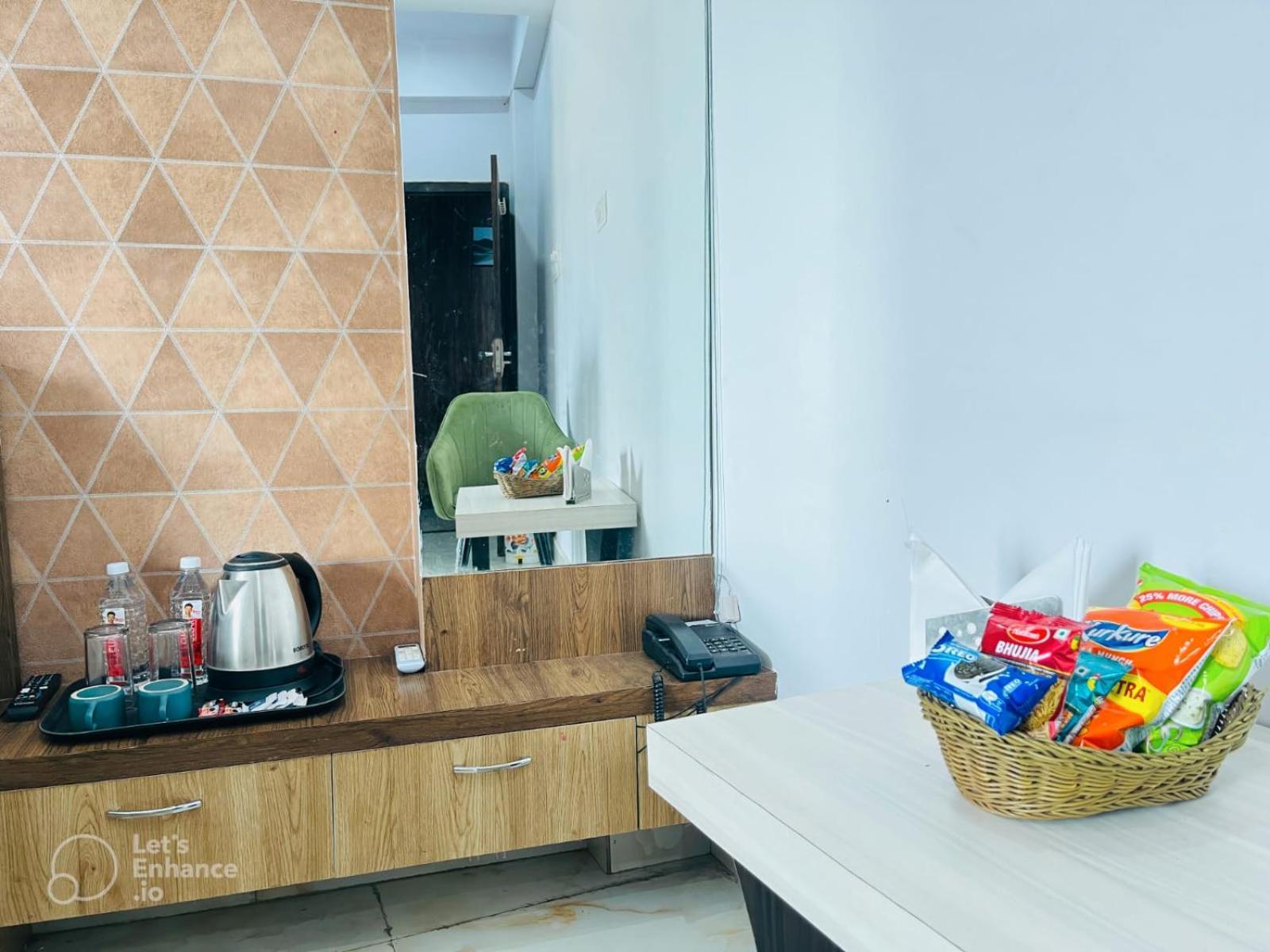 Hotel Vinayak Plaza Váránaszi Kültér fotó